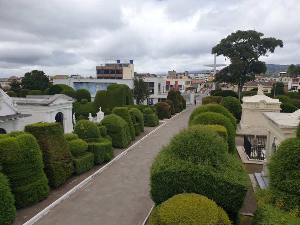 Cementerio de Tulcán se abre por el feriado