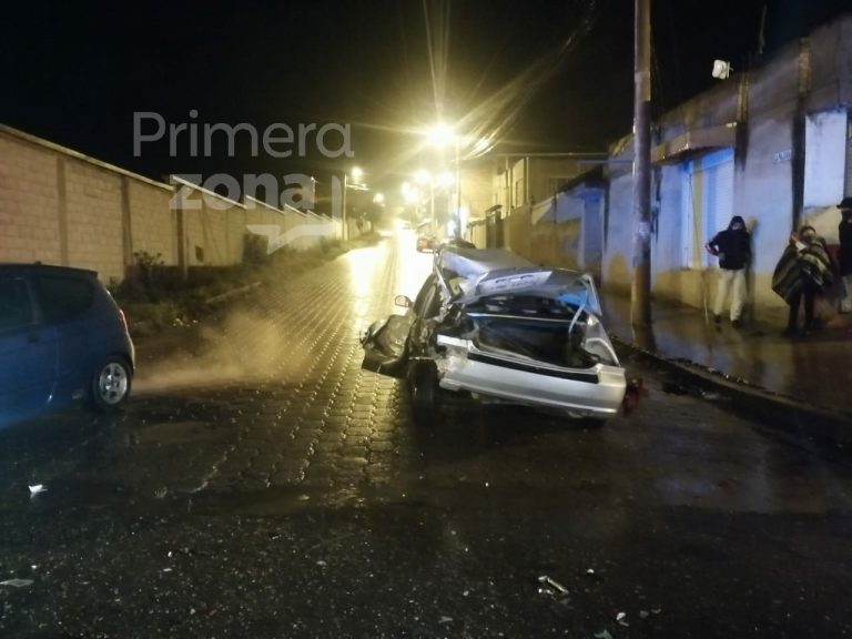 Camión colisionó contra vehículo estacionado