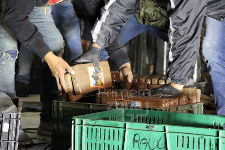 Camuflaron más de dos toneladas de marihuana en el furgón de un camión