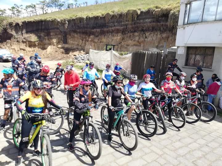 Ciclopaseo en Montúfar por la no violencia contra la mujer