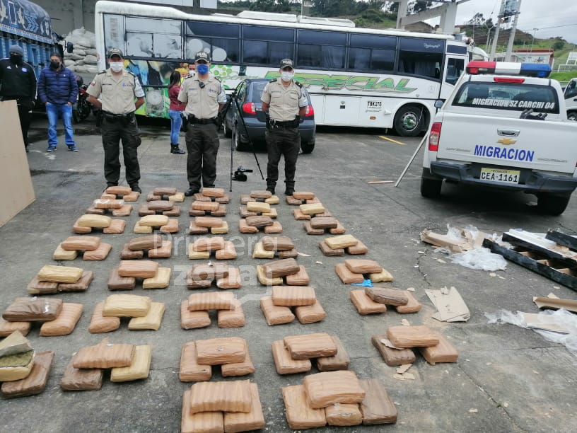 Marihuana oculta en el espaldar de una cama