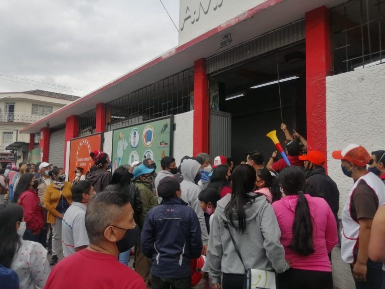 Comerciantes de mercados de Ibarra protestan por cobro de arriendos