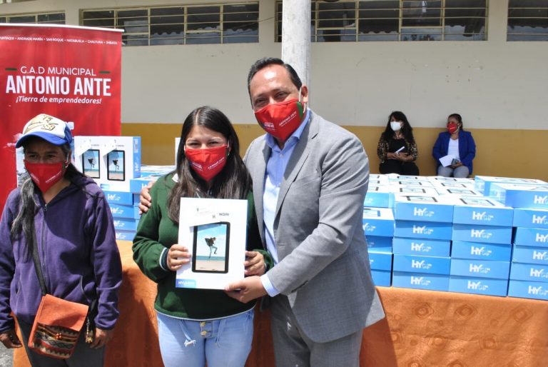 Niños de Chaltura reciben tablets para continuar con la educación virtual