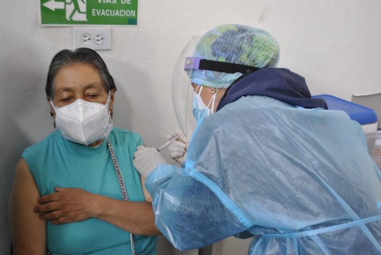 Vacunan a adultos mayores contra el covid en Antonio Ante