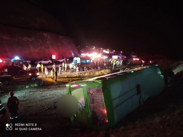 Volcamiento de bus en Carchi deja un muerto y siete heridos