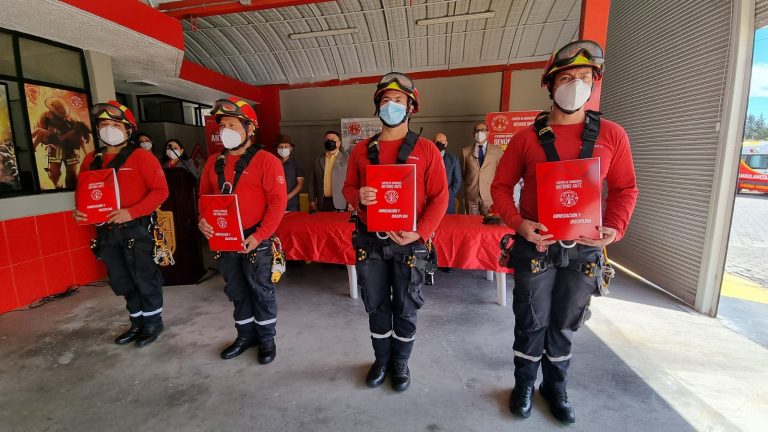 Bomberos de Antonio Ante reciben certificación en seguridad y rescate