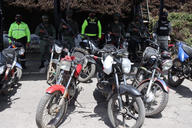 Motos detenidas en un paso irregular de Tulcán