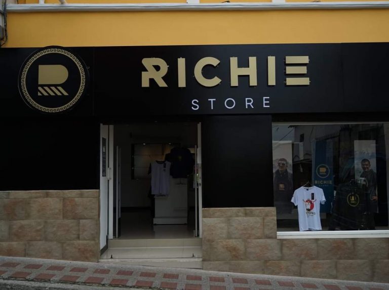 Los productos de Richard Carapaz ya se venden en su nueva tienda de Tulcán