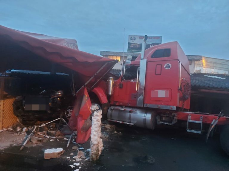 Camión se impactó contra un paradero de Huaca