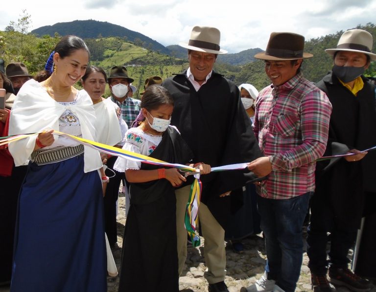 Unacem Ecuador contribuye con la vialidad de la comunidad de Tangalí