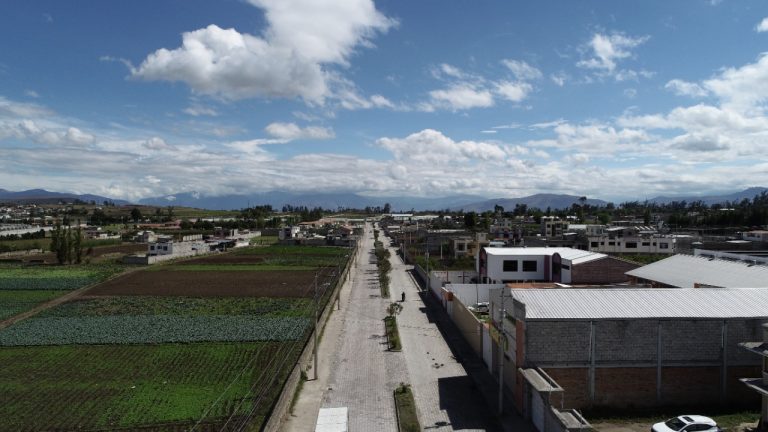 Adoquinan barrio San Juan de Tierra Blanca