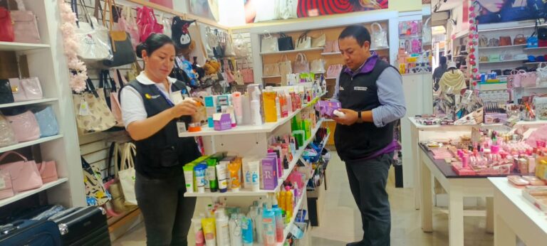 ARCSA Y ADUANA RETIRAN MÁS DE 1500 COSMÉTICOS IRREGULARES EN OTAVALO