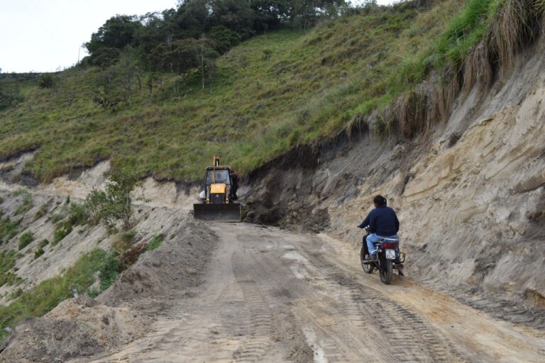 PREFECTURA CIUDADANA ATIENDE 13 PUNTOS CRÍTICOS CON MAQUINARIA PESADA PARA GARANTIZAR LA SEGURIDAD VIAL