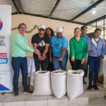 EN LA PARROQUIA LA CAROLINA DE IBARRA LA PREFECTURA DE IMBABURA ENTREGA SEMILLA PARA INCENTIVAR EL CULTIVO DEL FRÉJOL