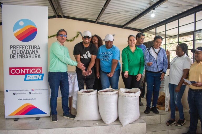 EN LA PARROQUIA LA CAROLINA DE IBARRA LA PREFECTURA DE IMBABURA ENTREGA SEMILLA PARA INCENTIVAR EL CULTIVO DEL FRÉJOL