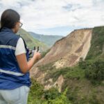 EN EL SITIO DEL DESLIZAMIENTO DE TIERRA, OCURRIDO EN PIMAMPIRO LA PREFECTURA ACTÚA DE MANERA INMEDIATA CON EQUIPOS TÉCNICOS DE RIESGOS Y VIALIDAD