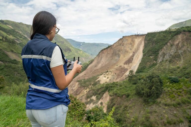 EN EL SITIO DEL DESLIZAMIENTO DE TIERRA, OCURRIDO EN PIMAMPIRO LA PREFECTURA ACTÚA DE MANERA INMEDIATA CON EQUIPOS TÉCNICOS DE RIESGOS Y VIALIDAD