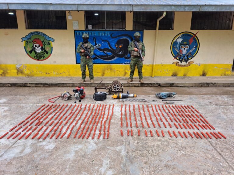EJÉRCITO ECUATORIANO DECOMISA CARGAMENTO DE EXPLOSIVOS