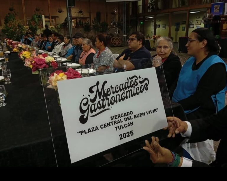 LA INCÓNICA PLAZA CENTRAL DE TULCÁN ES RECONOCIDA COMO MERCADO GASTRONÓMICO