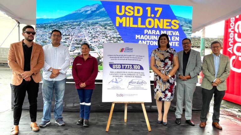 ANTONIO ANTE FIRMA CONTRATO PARA TRANSFORMAR SUS VÍAS CON NUEVA MAQUINARIA PESADA