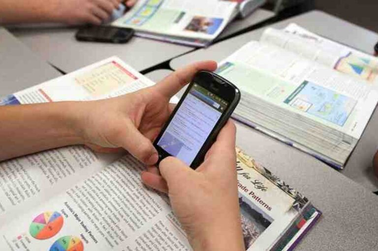 RESTRICCIONES DE USO DE CELULARES EN AULAS DE ECUADOR