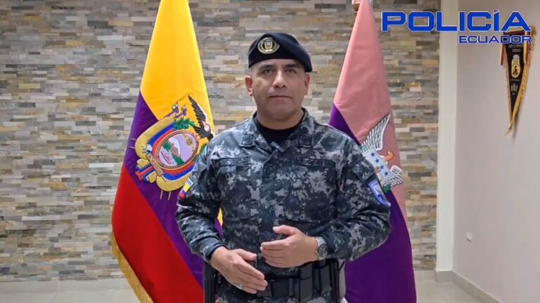CONTROVERSIA POR COLOR MORADO EN LA BANDERA DEL ECUADOR, COMANDANTE DE POLICÍA BAJO CRÍTICAS Y POSIBLES SANCIONES LEGALES. ¿QUÉ PASÓ CON EL COLOR AZUL.?