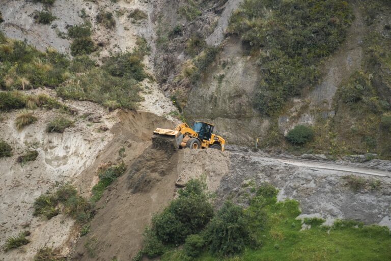 EN LA ZONA DE INTAG LA PREFECTURA DE IMBABURA ATIENDE EMERGENCIA VIAL EN EL SECTOR URCUSIQUI