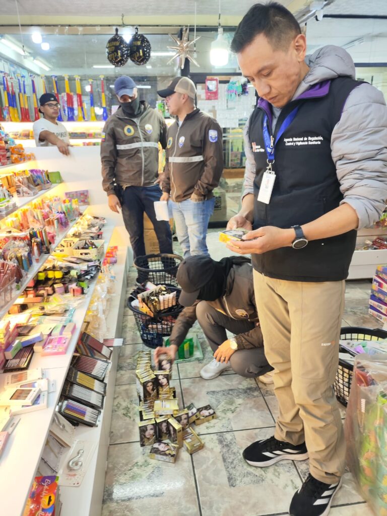 ARCSA Y UDAR DECOMISAN MILES DE COSMÉTICOS IRREGULARES EN TULCÁN