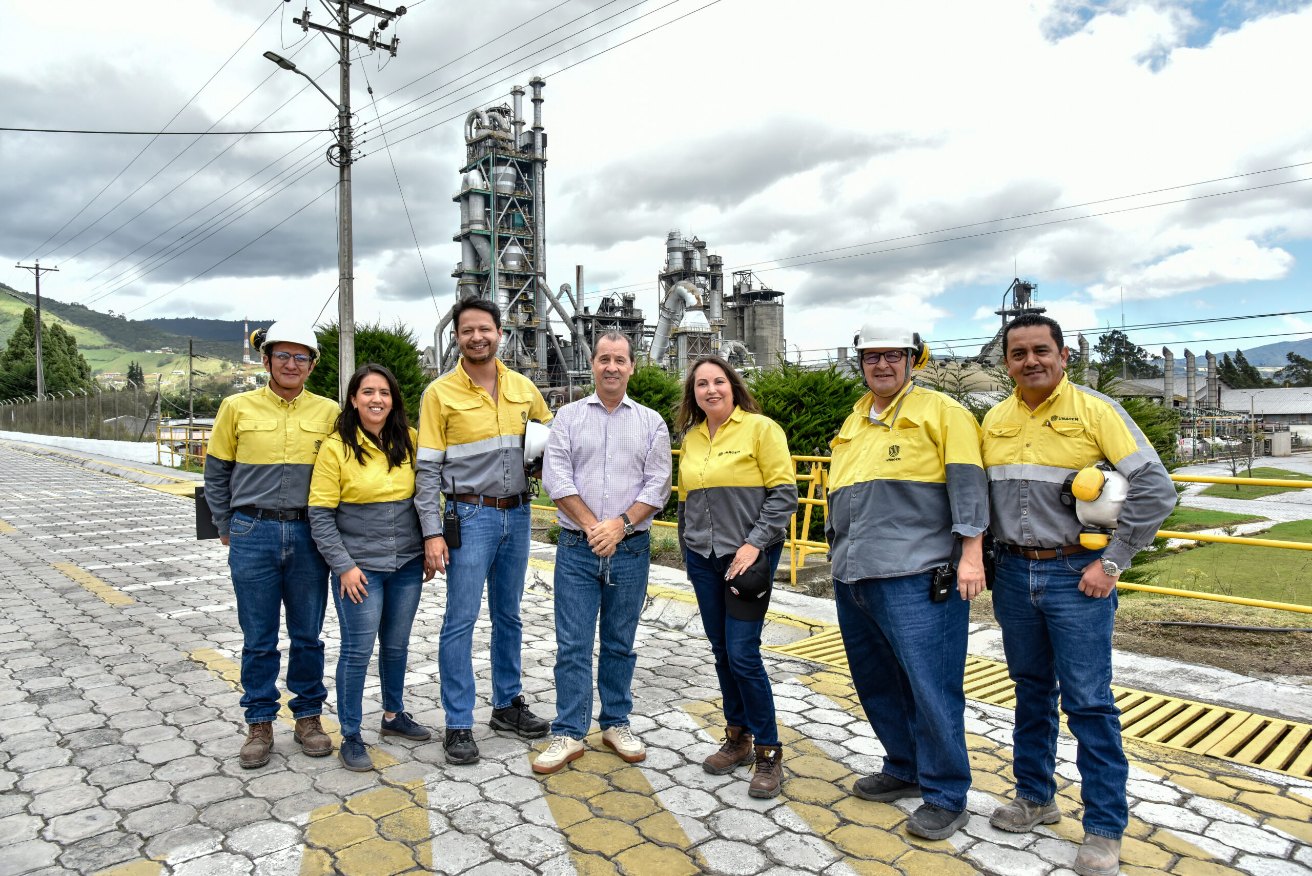 REPRESENTANTES DE LA INDUSTRIA DEL CEMENTO Y EL HORMIGÓN DE LATINOAMÉRICA VISITAN PLANTA DE UNACEM ECUADOR EN OTAVALO