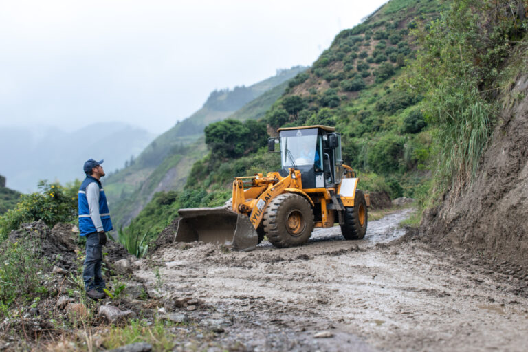 EN EL CANTÓN PIMAMPIRO LA PREFECTURA DE IMBABURA ACTIVA RESPUESTA INMEDIATA ANTE EMERGENCIA VIAL