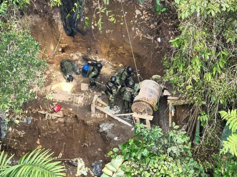 FUERZAS ARMADAS DEL ECUADOR EJECUTAN OPERACIÓN MILITAR EN ZONA DE MINERÍA ILEGAL EN BUENOS AIRES, IMBABURA