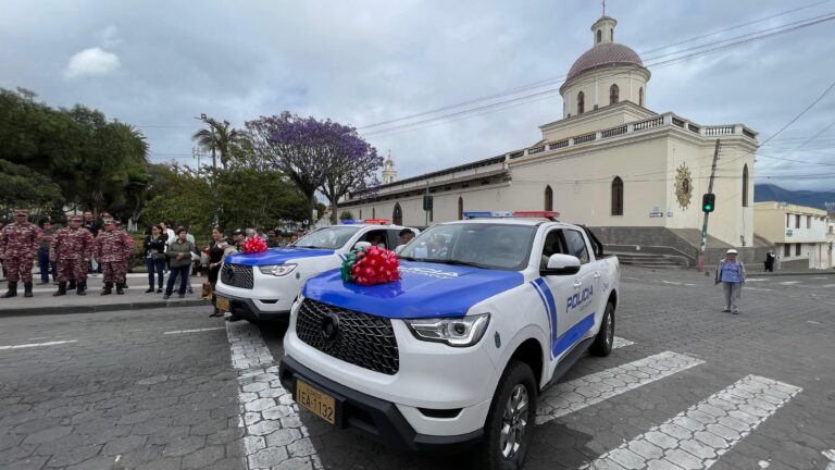 GAD MUNICIPAL DE ANTONIO ANTE DONÓ DOS CAMIONETAS A LA POLICÍA NACIONAL