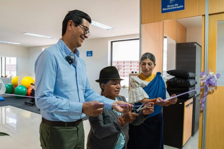 PARA FORTALECER LA ATENCIÓN INTEGRAL A VÍCTIMAS DE VIOLENCIA EL PREFECTO RICHARD CALDERÓN INAUGURA ÁREA DE FISIOTERAPIA EN WARMI IMBABURA