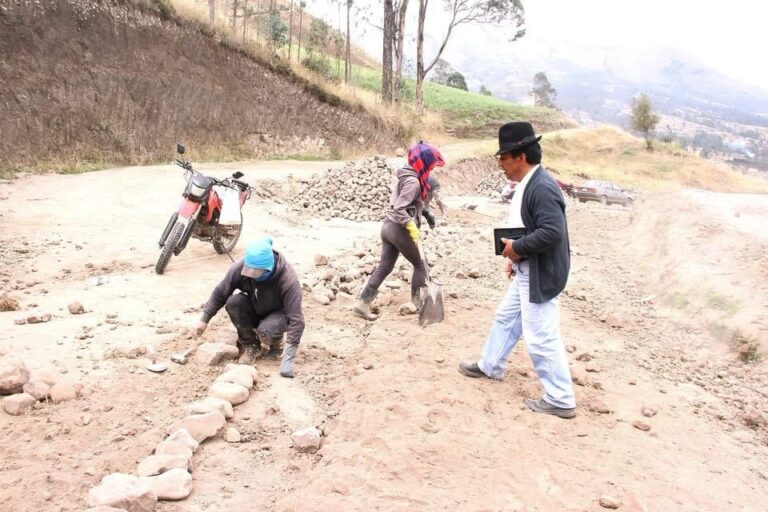 EN LA COMUNA LA MAGDALENA DE ANGOCHAGUA EMPEDRADO DE LA VÍA HIERBA BUENA – LA ESCUELA FORTALECE EL DESARROLLO