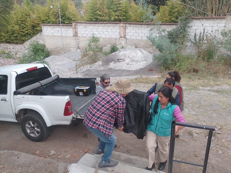 TÉCNICOS DEL MINISTERIO DE AMBIENTE Y ENERGÍA RESCATAN OSEZNO DE ANTEOJOS EN CAYAMBE