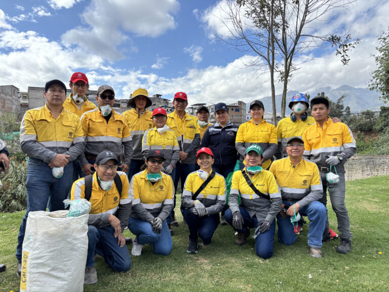 VOLUNTARIOS DE UNACEM ECUADOR SE SUMAN A LA PROTECCIÓN DEL RÍO EL TEJAR EN OTAVALO