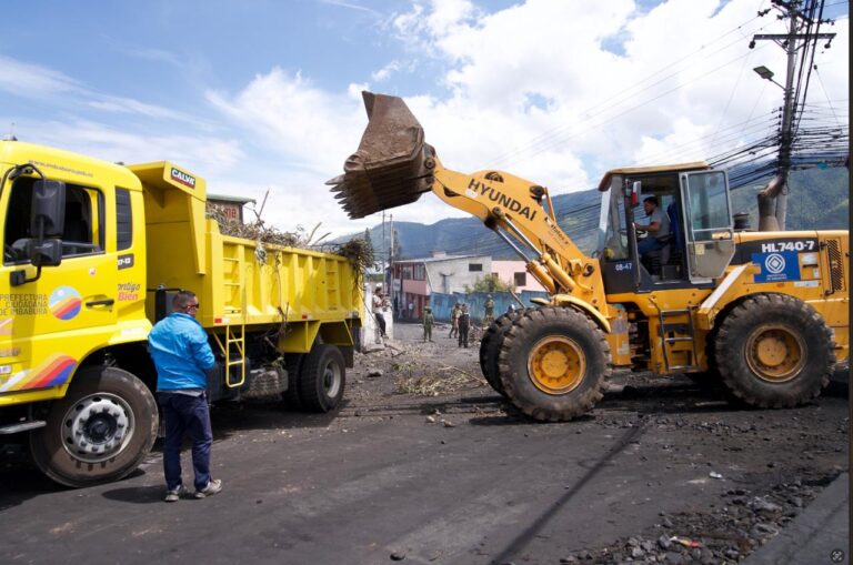 PREFECTO RICHARD CALDERÓN DISPONE ACCIÓN URGENTE PARA REHABILITAR VÍAS