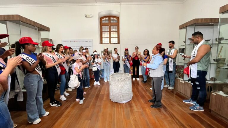 PARTICIPANTES DE MISS Y MISTER BEAUTY UNIVERSAL 2025 VISITAN EL CENTRO CULTURAL EL CUARTEL EN IBARRA