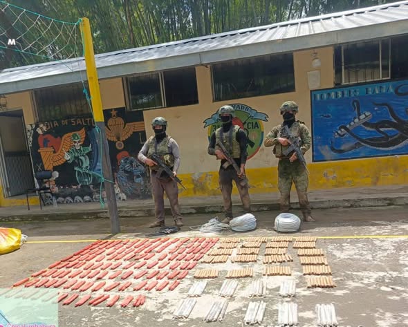 EL EJÉRCITO ECUATORIANO DESMANTELA OPERACIÓN DE MINERÍA ILEGAL EN TULCÁN
