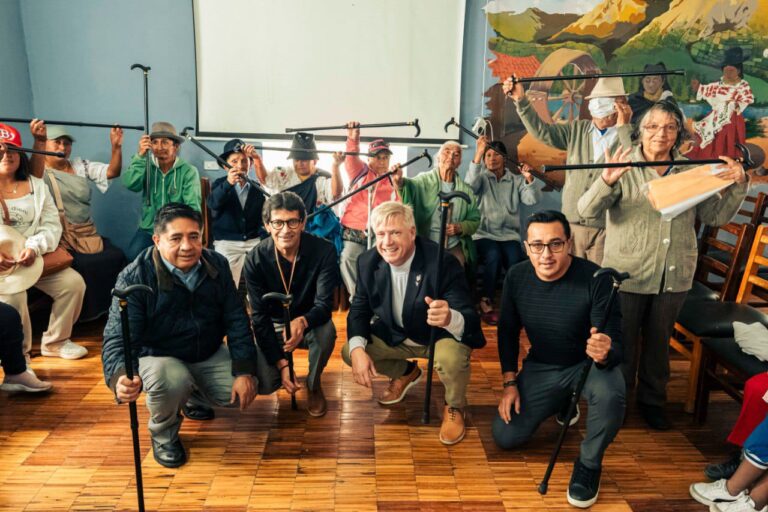 ALREDEDOR DE 900 COTACACHEÑOS SE BENEFICIARON DE LENTES, AUDÍFONOS, BASTONES Y SILLAS DE RUEDAS EN ALIANZA CON FUNDACIÓN VISTA PARA TODOS