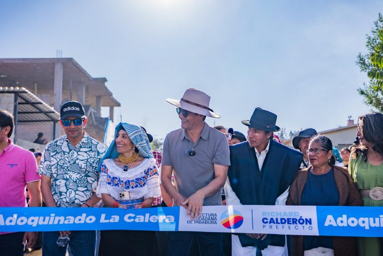 UNA OBRA QUE TRANSFORMA LA VIDA DE 2500 POBLADORES PREFECTO RICHARD CALDERÓN ENTREGA EL ADOQUINADO VIAL EN LA COMUNIDAD LA CALERA DE COTACACHI